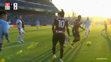Penalti de Carreira sobre Iñaki Williams en el Celta-Athletic