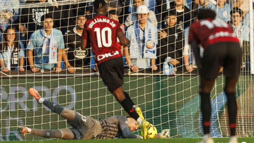 Imagen del penalti fallado por Nico Williams en el Celta-Athletic