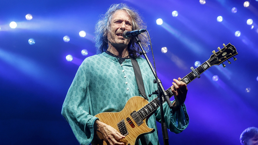 (Foto de ARCHIVO)El cantante Roberto Iniesta, 'Robe', actúa durante una actuación en el Auditorio Marina Sur, a 11 de mayo de 2024, en Valencia, Comunidad Valenciana (España). Robe Iniesta es compositor, músico, poeta y escritor, conocido por ser el fundador en 1987 y cantante del grupo de rock español Extremoduro. En 2015, Robe publicó su primer trabajo en solitario, titulado ‘Lo que aletea en nuestras cabezas’. En 2023 presentó su último disco hasta la fecha, titulado ‘Se nos lleva el aire’. Su nueva gira, ‘Ni santos ni inocentes’, que comienza hoy y llevará al cantante por toda España hasta noviembre, sirve de presentación para el álbum.Rober Solsona / Europa Press11 MAYO 2024;ROBE;ROBE INIESTA;CANTANTE;MÚSICO;MÚSICA;CONCIERTO;GIRA;EXTREMODURO;11/5/2024