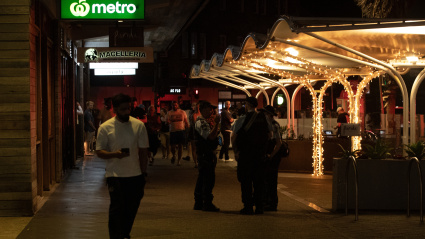 SYDNEY, Dec. 14, 2025 -- Police officers are seen near the shooting site at Bondi Beach in Sydney, Australia, on Dec. 14, 2025. At least 12 people have died after a shooting at Sydney's Bondi Beach on Sunday night, said New South Wales Premier Chris Minns. One of the offenders was among the dead and another one is in custody, the Australian Broadcasting Corporation (ABC) cited Minns as saying.,Image: 1059150284, License: Rights-managed, Restrictions: , Model Release: no, Credit line: Ma Ping / Xinhua News / ContactoPhotoEditorial licence valid only for Spain and 3 MONTHS from the date of the image, then delete it from your archive. For non-editorial and non-licensed use, please contact EUROPA PRESS.14/12/2025 ONLY FOR USE IN SPAIN