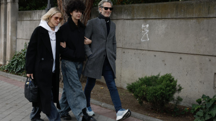 El actor Ernesto Alterio (d), junto con su pareja Ella Jazz (i) y su hija Lola Alterio (c) a su llegada al tanatorio de la M-30 donde está instalada la capilla ardiente del actor Héctor Alterio, que falleció ayer sábado