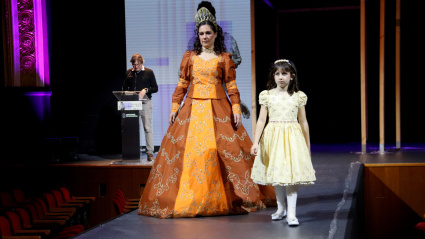 Vestit 'Marró barroc' de Dolors Palacín, participant del 61è Concurs de Vestits de Paper en categoria d'Època