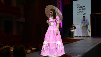 Vestit participant del 61è Concurs de Vestits de Paper de Mollerussa
