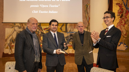 Morante, recogiendo el Premio “Opera Taurina” en Verona (Italia)