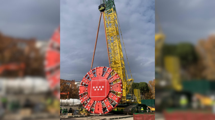 Levantamiento de la pieza clave de la tuneladora Mayrit