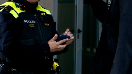 Cunit pone en marcha un dispositivo policial con drones para evitar que se crucen las vías del tren en la estación del municipio