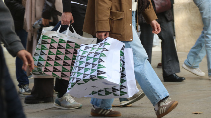 El centro de Barcelona se llena de compradores en “plena efervescencia” de la campaña de Navidad