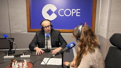 El obispo de Málaga en los estudios de COPE Málaga junto a Mónica García