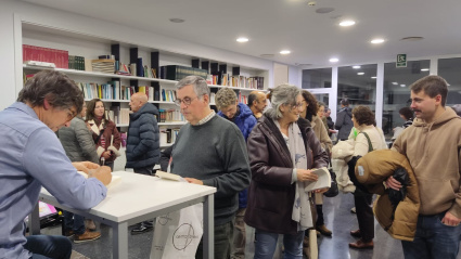 Dacosta firmó ejemplares de su nuevo libro en el Centro Cívico de Canido