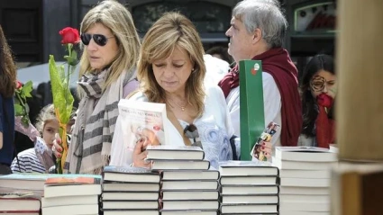 Clientes comprando libros por Sant Jordi