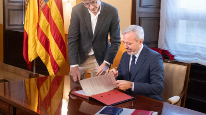 El presidente Azcón, durante la firma del decreto de disolución de las Cortes de Aragón.