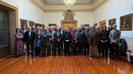 Foto de familia de los medios de comunicación con el Arzobispo de Santiago