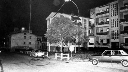 Lugar donde en 1978 se ha perpetraba el asesinato en atentado de la banda terrorista ETA de Luis Candendo Pérez, trabajador de la siderometalurgia.