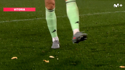 Thibaut Courtois retira los objetos lanzados en el Alavés-Real Madrid