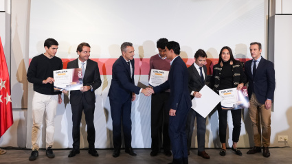Entrega de los diplomas a los alumnos más destacados de la Escuela Yiyo