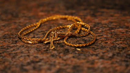 Ese hallazgo activó todas las alarmas. Los cuatro ocupantes del taxi pasaron de ser simples testigos de un atragantamiento a convertirse en sospechosos de un delito contra el patrimonio.