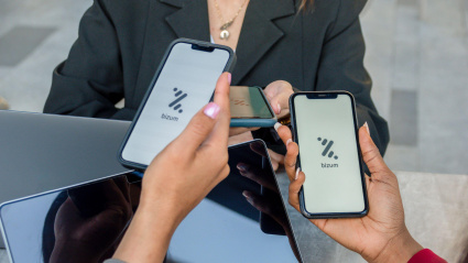 Usuarias de Bizum acceden a la aplicación en sus teléfonos móviles
