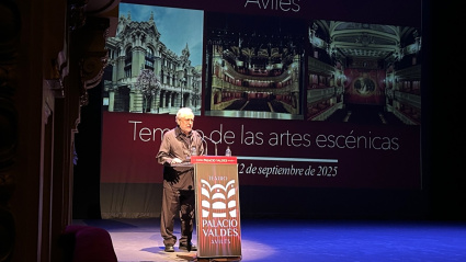 Mariano Bayón, arquitecto responsable de la rehabilitación del teatro, durante la presentación en Avilés