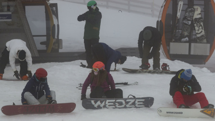 Usuarios en la estación de esquí e Valgrande-Pajares