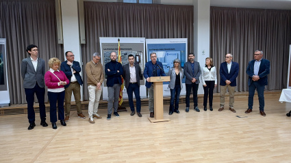 El president i diferents regidores i regidors de la Diputació de Lleida durant la trobada amb mitjans de comunicació