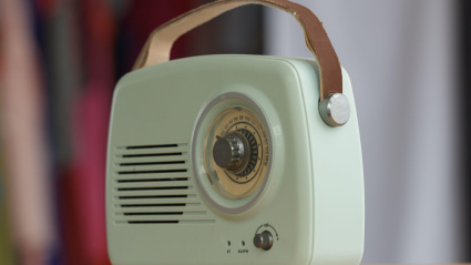 Una persona escuchando la radio de una radio retro