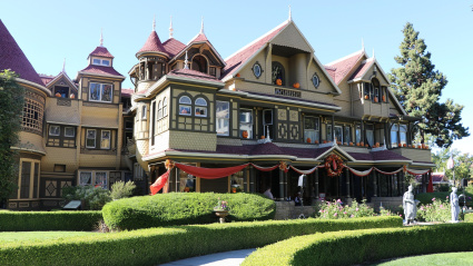 Para evitar ser encontrada por los espectros, Sarah Winchester se embarcó en una misión que consumió toda su fortuna y su vida.