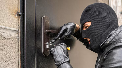 Uno de los principales consejos es no anunciar en redes sociales dónde ni cuándo nos vamos.