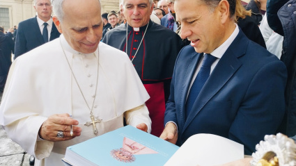 Manuel Serra junto al Papa León XIV