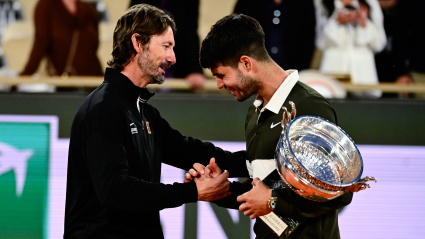 Juan Carlos Ferrero y Carlos Alcaraz se felicitan después de que el murciano conquistara Roland Garros.