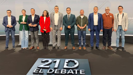 Irene de Miguel, de rojo, en el debate de Canal Extremadura Tv