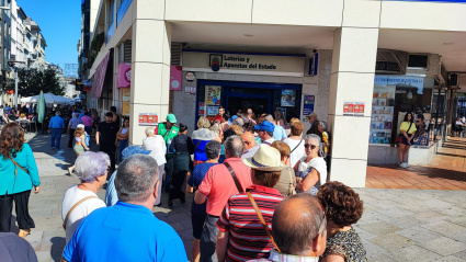 Colas para comprar lotería de Navidad en una administración de Lugo