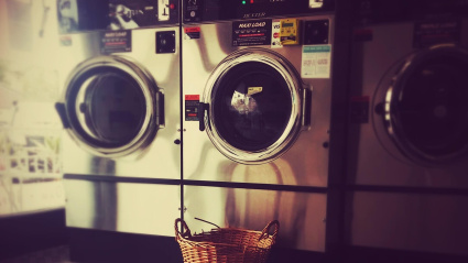 Según detalla el divulgador, "este proceso de colado sobre las prendas dio origen al término hacer la colada".