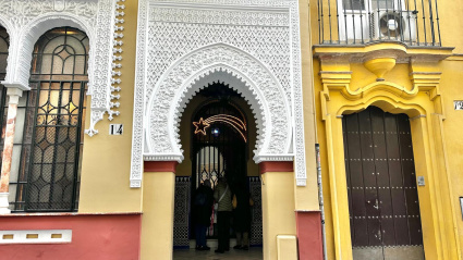 Gente en la entrada de la casa de Rogelio viendo el Belén
