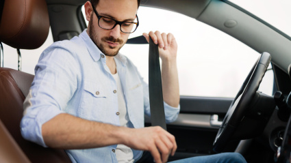 Abrocharse el cinturón de seguridad del coche