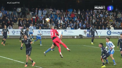 Acción del posible penalti no pitado a Lunin en el Talavera-Real Madrid