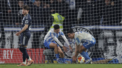 Los jugadores del Talavera recogiendo el balón tras su segundo gol