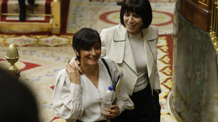 La ministra de Vivienda y Agenda Urbana, Isabel Rodríguez (i), y la ministra de Ciencia, Innovación y Universidades, Diana Morant (d)