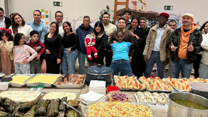 La cena de Nochebuena de la parroquia de Camaretas se convierte en una fusión de sabores de todas las culturas que congrega el hogar