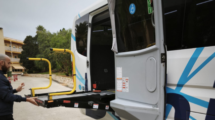 El servicio de transporte adaptado para los usuarios de la residencia y el centro de día Santa Llúcia comenzará a prestarse el 2 de enero