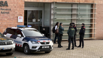 Mossos y Guardia Civil frente a las instalaciones del IRTA-CReSa
