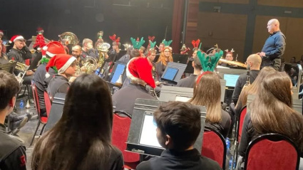 Los músicos y el público acuden ataviados con adornos navideños a este concierto que supone el pistoletazo de salida a la Navidad en Soria