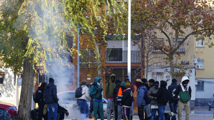 GRAFCAT5902. BADALONA (BARCELONA) (ESPAÑA), 18/12/2025.- Aspecto este jueves del espacio donde el medio centenar de personas que fueron desalojadas ayer del antiguo instituto B9 de Badalona (Barcelona) han pasado la noche, una plaza que se encuentra delante del edificio desocupado, donde han instalado una decena de tiendas de campaña.EFE/ Alejandro García
