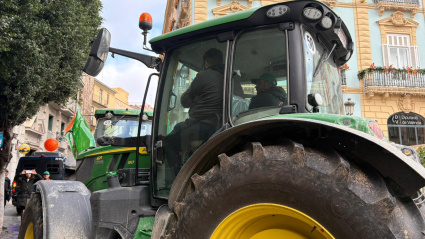 Uno de los tractores de camino a la manifestación