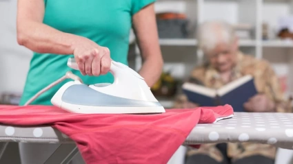 Una mujer plancha
