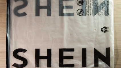 Embalaje con el logotipo de Shein