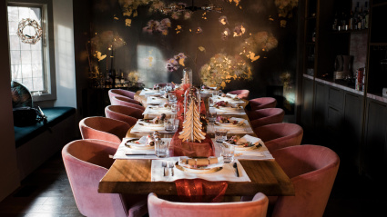 Mesa de cena navideña preparada con galletas y adornos.