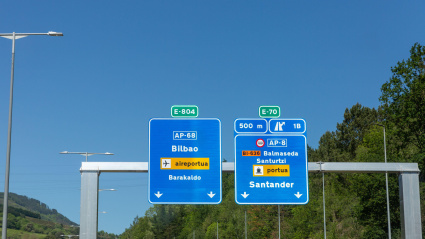 Señales de pórtico de la autopista AP-68