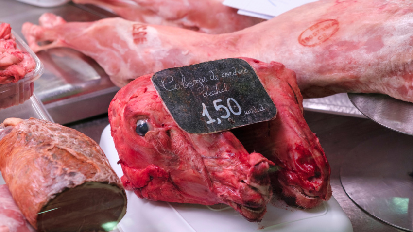 Cabezas de cordero lechal en carnicería del Mercado Central de Alicante