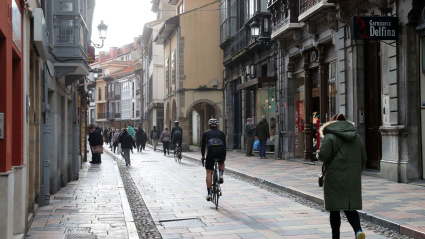 Varios peatones paseando por la Calle Rivero