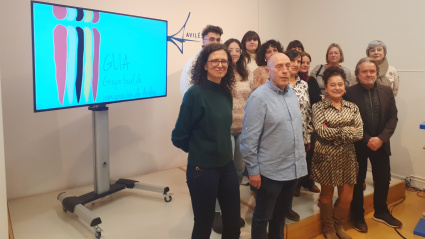 Integrantes de las entidades que forman parte del Grupo Local de Inmigración y miembros del consistorio en la presentación del estudio